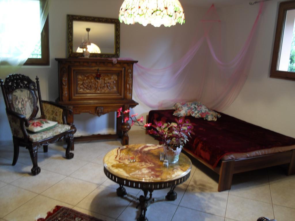 Hofstetten-Fluh Bed&Breakfast In Flueh חדר תמונה